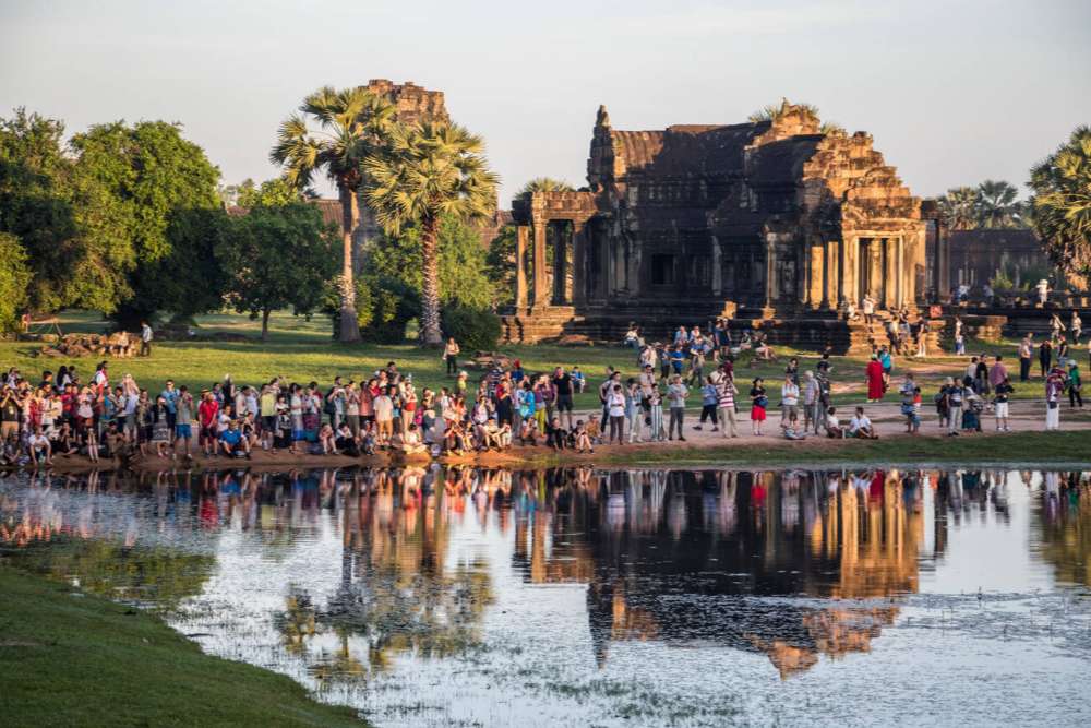 Angkor Wat attrae molti turisti da tutto il mondo.